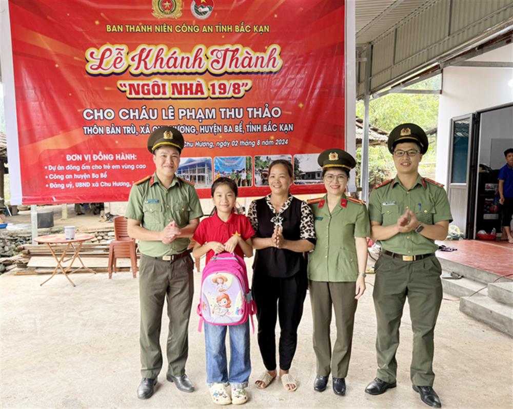 Ban Thanh niên Công an tỉnh trao quà tặng cháu Lê Phạm Thu Thảo.