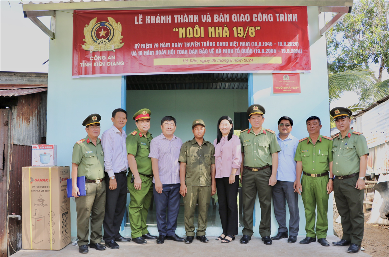Các đại biểu cùng đồng chí Tiên China tại công trình "Ngôi nhà 19/8".