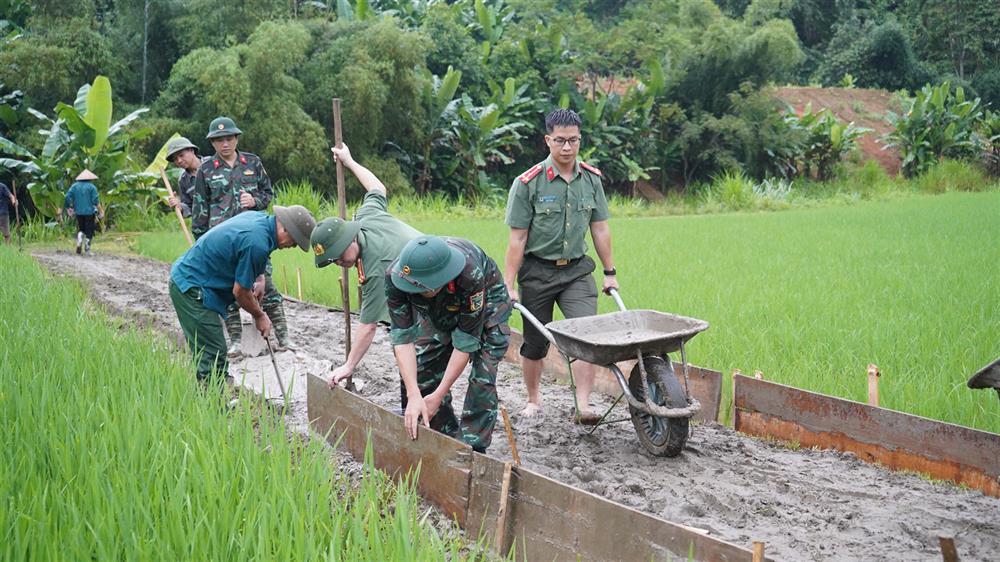 Hướng về cơ sở thắp lên ngọn lửa thắm tình quân dân.