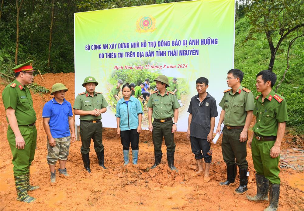 Đại tá Nguyễn Hồng Nguyên cùng các đại biểu và gia đình dự lễ khởi công.