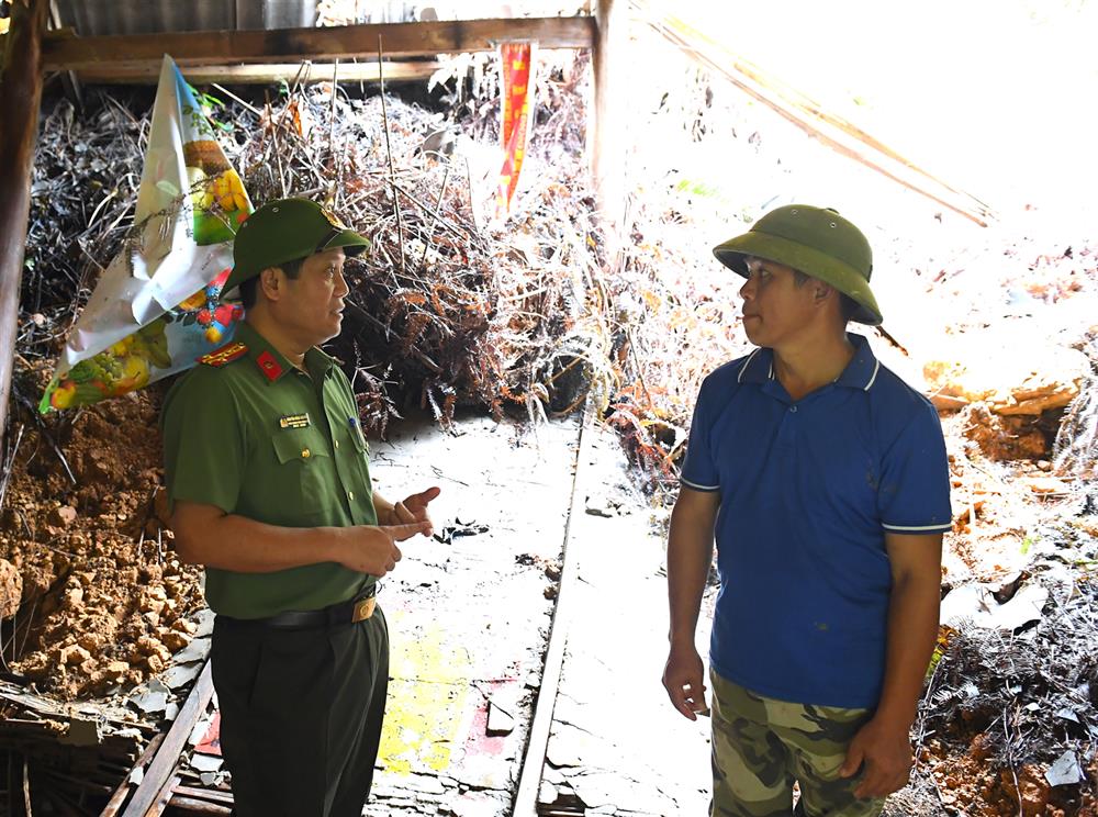 Đại tá Nguyễn Hồng Nguyên trao đổi với ông Trần Văn Thêm về tình hình căn nhà bị sập đổ.