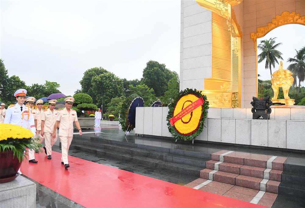 Đoàn đại biểu Đảng ủy Công an Trung ương, Bộ Công an đặt vòng hoa tại Đài tưởng niệm các Anh hùng liệt sỹ (đường Bắc Sơn, quận Ba Đình, thành phố Hà Nội).