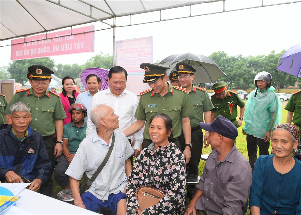 Trước khi vào dự Ngày hội, Bộ trưởng Lương Tam Quang đã đến thăm hỏi, động viên bà con nhân dân.