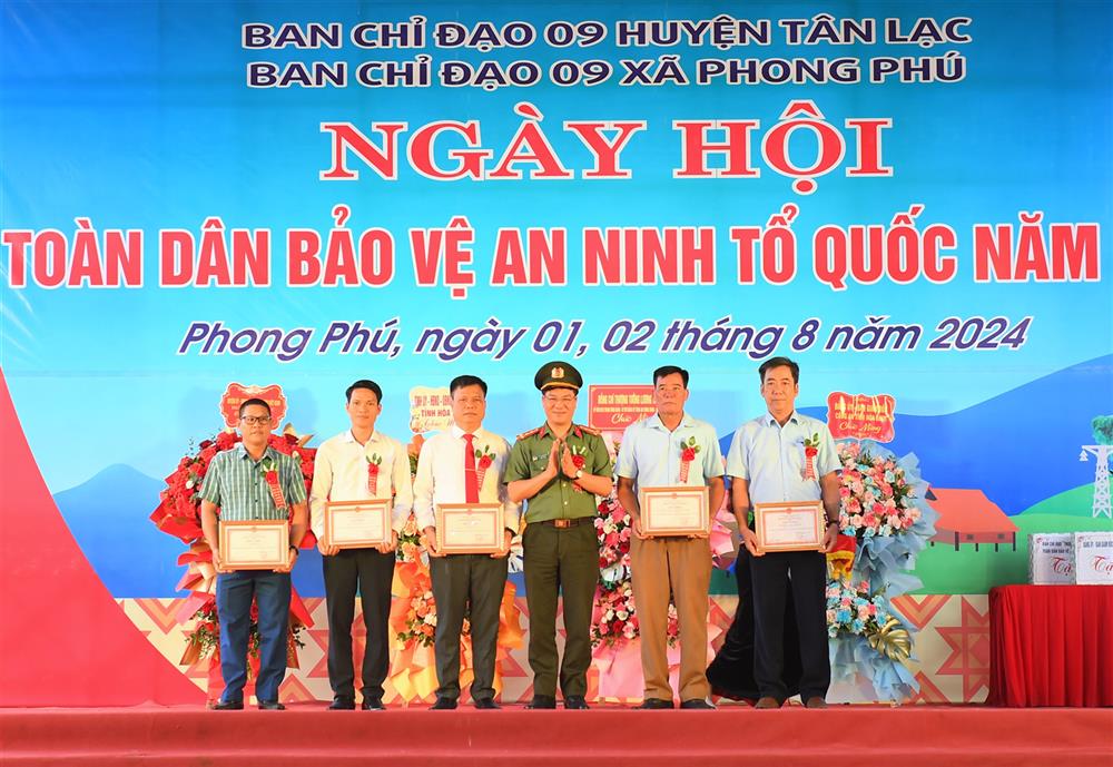 Đại tá Đỗ Thanh Bình, Giám đốc Công an tỉnh Hòa Bình trao Giấy khen của Công an tỉnh tặng 02 tập thể, 03 cá nhân.