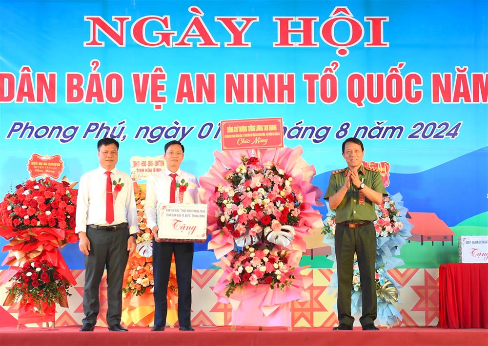 này, Bộ trưởng Lương Tam Quang đã trao Kỷ niệm chương “Bảo vệ ANTQ” tặng 07 cá nhân; trao Bằng khen của Bộ Công an tặng 01 tập thể và 01 cá nhân; trao quà tặng Ủy ban nhân dân xã Phong Phú.