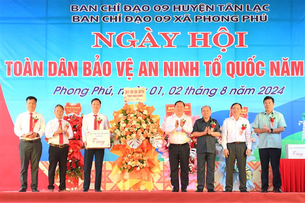 Lãnh đạo tỉnh Hòa Bình trao hoa và quà tặng Ủy ban nhân dân xã Phong Phú.