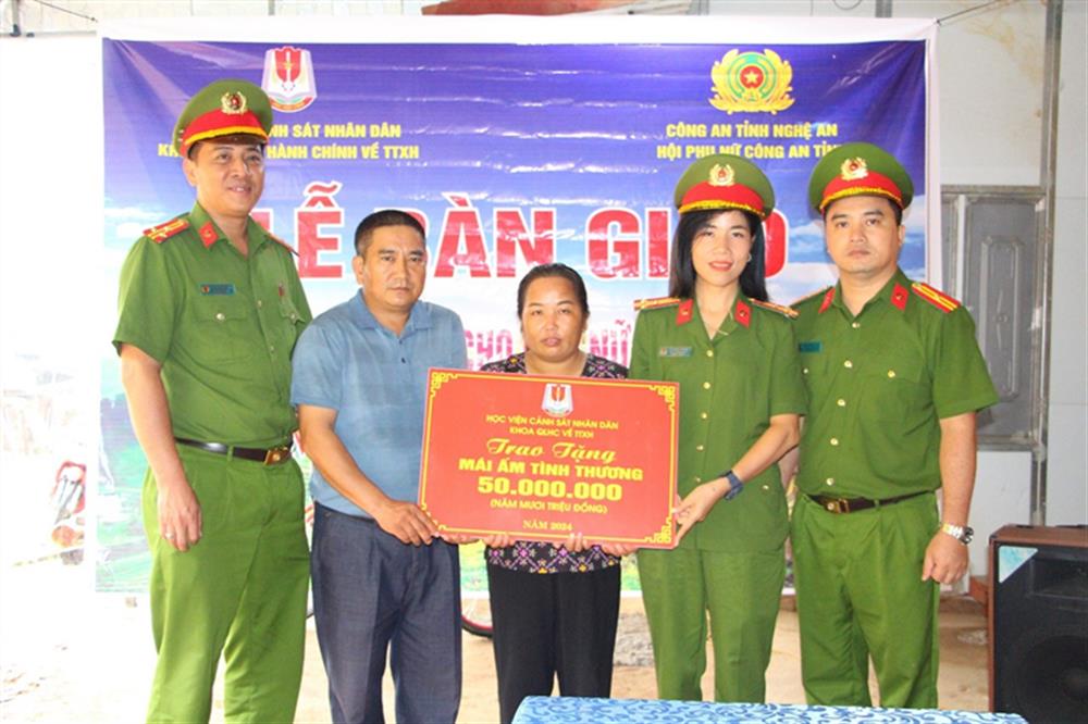 Đại diện lãnh đạo Khoa Quản lý hành chính về trật tự xã hội, Học viện Cảnh sát nhân dân bàn giao “Mái ấm tình thương” tặng 02 hội viên có hoàn cảnh khó khăn.