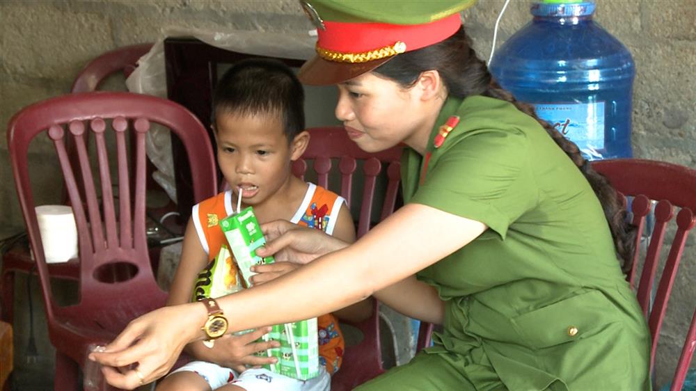 Thiếu tá Lê Nguyễn Hồng Thanh đến thăm các cháu có hoàn cảnh khó khăn.