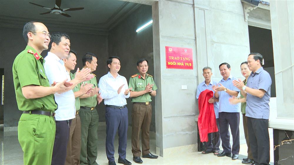 Đoàn công tác trao ngôi nhà 19/8 tặng gia đình ông Đinh Văn Kỳ.