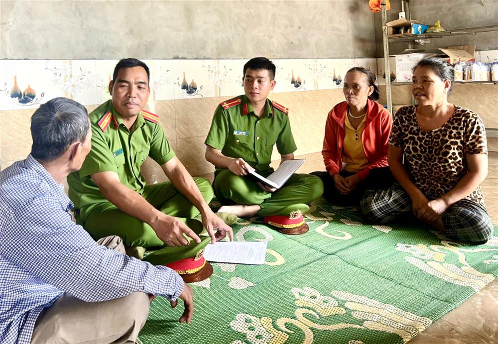 Thiếu tá Hồ Văn Thoan thường xuyên xuống địa bàn để nắm tâm tư, nguyện vọng của bà con nhân dân xã Vĩnh Khê.