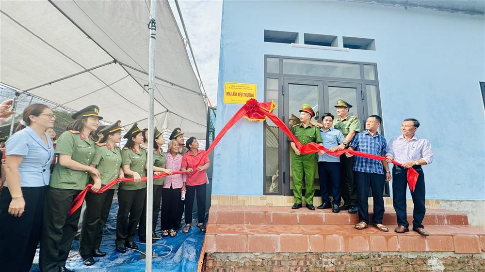 Các đại biểu làm thủ tục mở biển "Ngôi nhà mái ấm yêu thương".