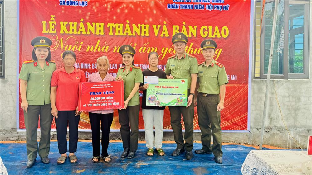 Đoàn Thanh niên, Hội Phụ nữ Công an tỉnh trao tặng kinh phí hỗ trợ xây dựng ngôi nhà và kinh phí Mô hình "Anh nuôi là cán bộ đoàn Công an".