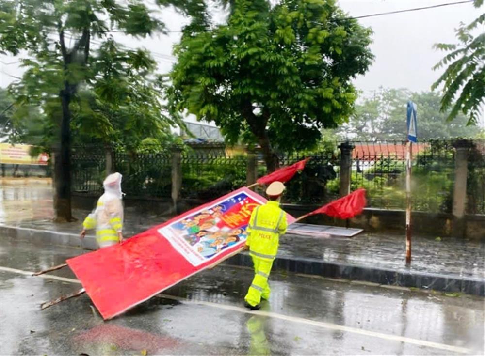 Công an thành phố Ninh Bình phòng, chống cơn bão số 3.