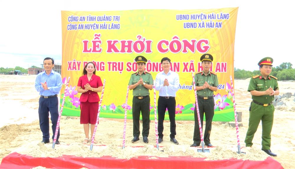 Các đại biểu thực hiện nghi thức khởi công.