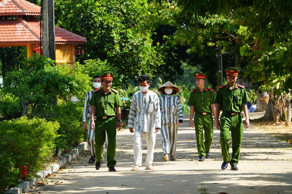 Cán bộ quản giáo Trại tạm giam Công an tỉnh động viên các phạm nhân chờ Quyết định đặc xá.