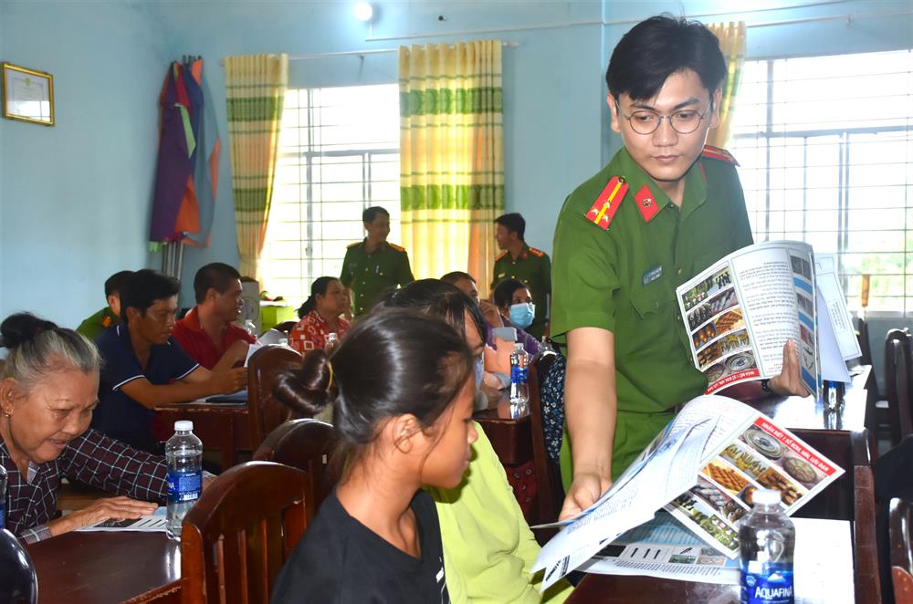 Thông qua các tờ rơi tuyên truyền trực quan, người dân tại các vùng sâu, vùng xa dễ dàng nắm được những quy định về quản lý VK, VLN, CCHT.