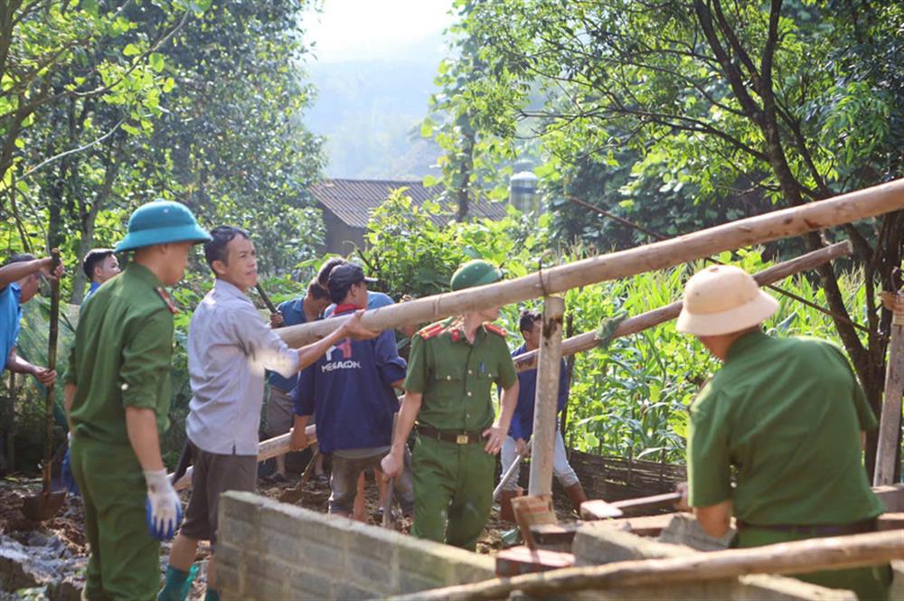 Đoàn Thanh niên Công an tỉnh, Công an huyện Chợ Mới hỗ trợ tháo dỡ nhà cũ, san gạt đất tạo mặt bằng và vận chuyển, tập kết vật liệu xây dựng đồng loạt tại các địa bàn.