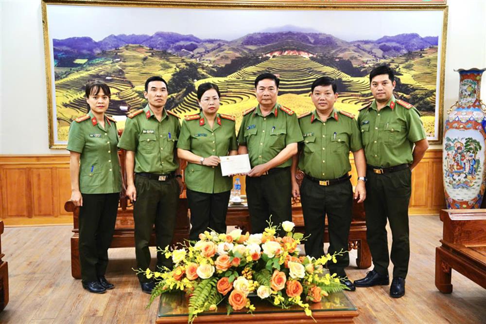 Đại tá Hoàng Văn Thành, Phó Giám Công an tỉnh thăm hỏi, động viên, trao kinh phí hỗ trợ đồng bào và CBCS bị thiệt hại do thiên tai tại Công an tỉnh Lào Cai và Công an tỉnh Yên Bái.