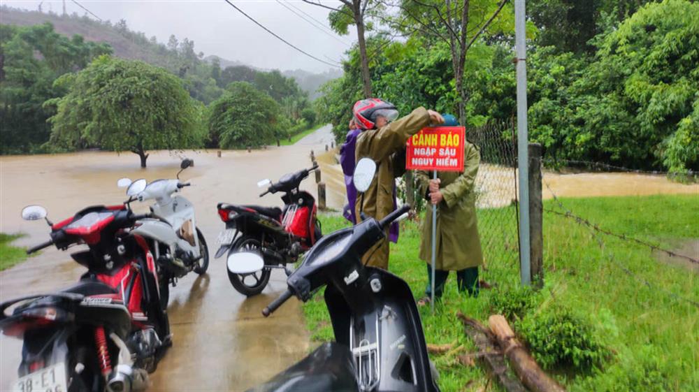 Cầu tràn Phố Giang nước chảy xiết, lực lương Công an thị trấn Phố Châu, Công an xã Sơn Giang cắm biển cảnh báo, canh gác không để người và các phương tiện đi lại.