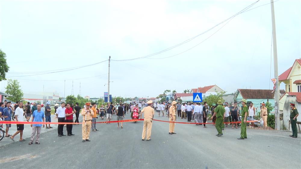 Lực lượng Công an tỉnh Phú Thọ triển khai phương án tìm kiếm, cứu nạn, cứu hộ, đảm bảo an ninh, trật tự tại hiện trường.