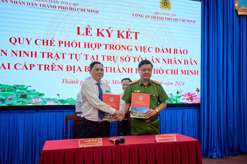 Lãnh đạo hai đơn vị ký kết Quy chế phối hợp.