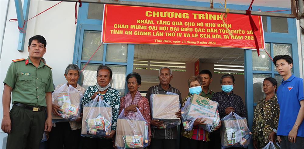 Đoàn công tác trao quà tặng các hộ dân.