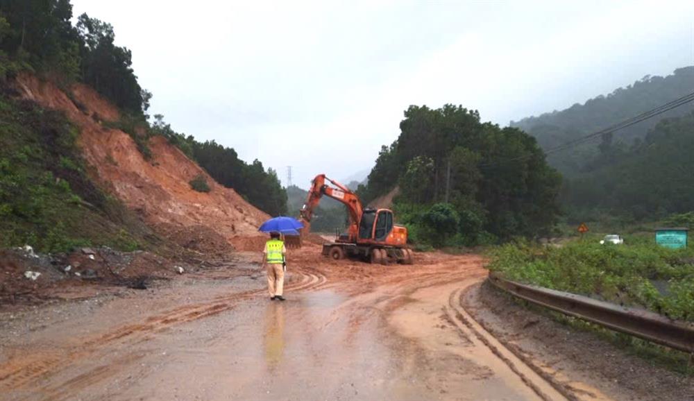 Sạt lở Quốc lộ 14E.