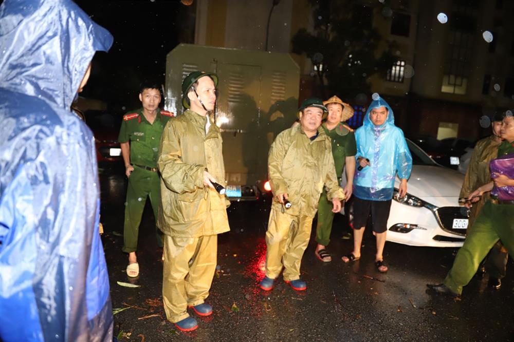 Đại tá Bùi Duy Hưng, Giám đốc Công an tỉnh và đồng chí Đại tá Phạm Văn Lương, Phó Giám đốc Công an tỉnh chỉ đạo, đôn đốc công tác phòng, chống bão số 3 tại Công an thành phố Bắc Ninh.