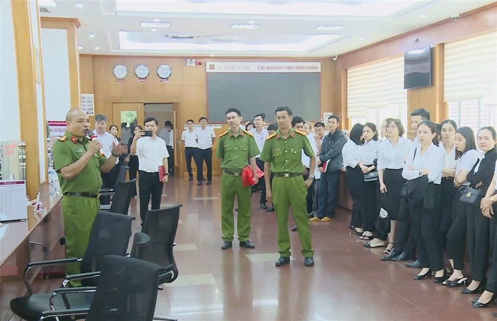 Phòng Cảnh sát hình sự Công an tỉnh Bình Định tuyên truyền các thủ đoạn tại Ngân hàng Aribank.