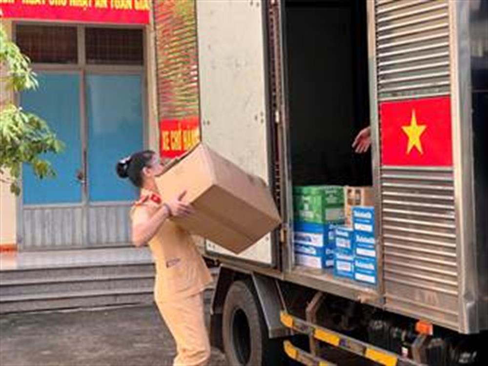Hơn 5 tạ thực phẩm và các nhu yếu phẩm thiết yếu đã được vận chuyển giúp đỡ đồng bào các tỉnh phía Bắc gặp thiên tai đang cần sự giúp đỡ.