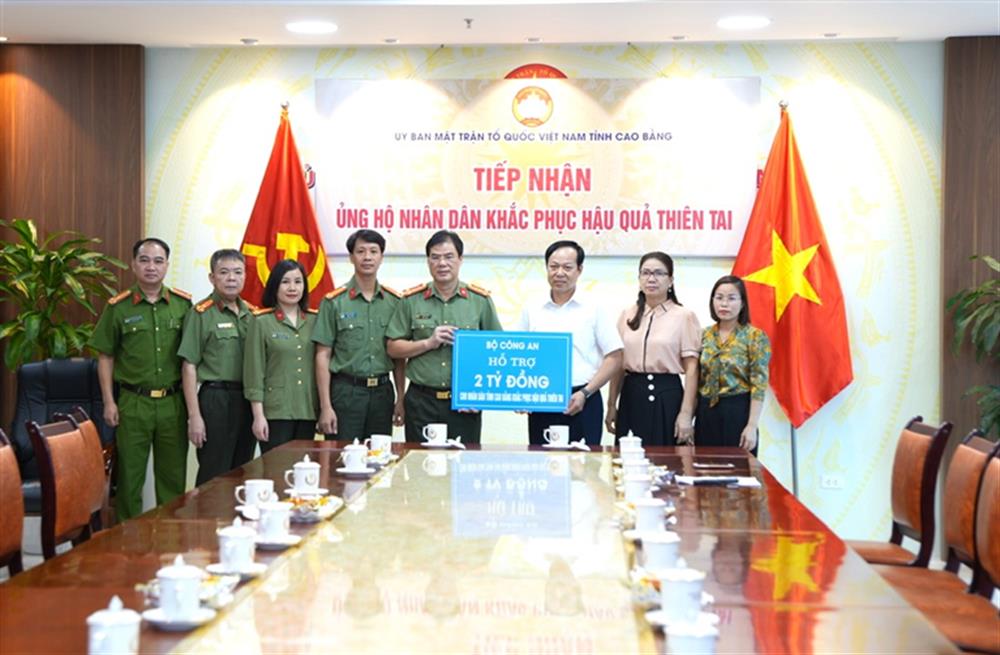 Thừa ủy quyền, Đại tá Vũ Hồng Quang trao 02 tỷ đồng của Bộ Công an hỗ trợ nhân dân tỉnh Cao Bằng khắc phục hậu quả do bão số 3 gây ra.