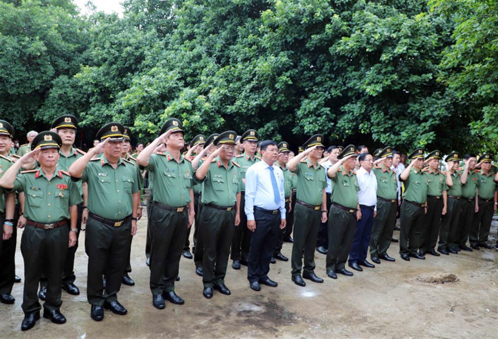 Các đại biểu dâng hoa tại Tượng đài Bảo vệ an ninh Tổ quốc trong Khu di tích Hòn Đá Bạc.