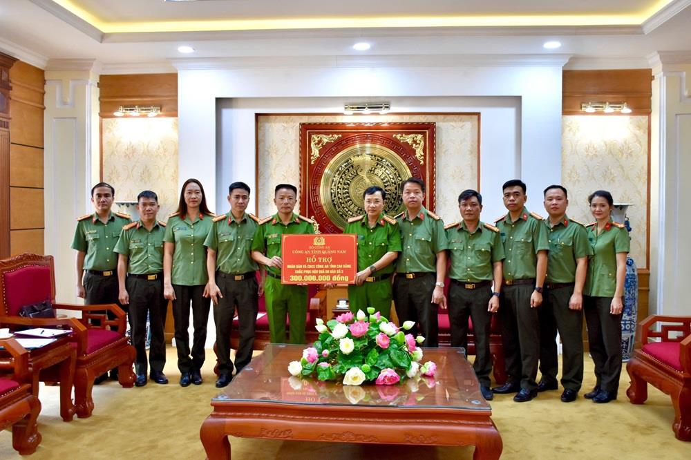 Đại tá Nguyễn Hà Lai, Phó Giám đốc Công an tỉnh Quảng Nam trao kinh phí hỗ trợ Nhân dân và CBCS Công an hai tỉnh Tuyên Quang và Cao Bằng.