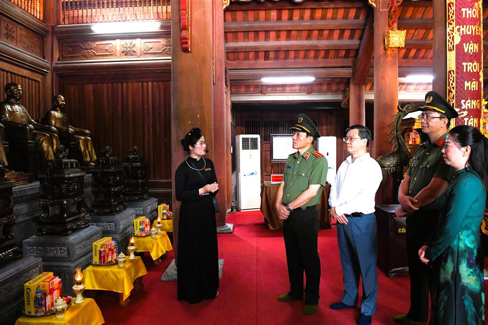 Bộ trưởng Lương Tam Quang cùng các đại biểu tại Khu tưởng niệm các vị tiền bối cách mạng.