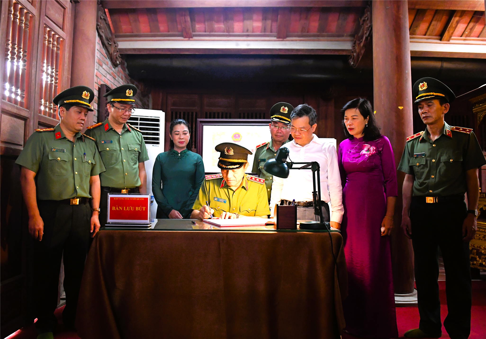 Bộ trưởng Lương Tam Quang viết cảm tưởng tại Khu tưởng niệm các vị tiền bối cách mạng.