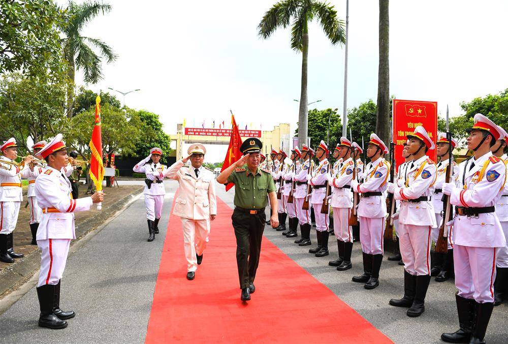 Thứ trưởng Trần Quốc Tỏ duyệt đội danh dự Trường Đại học Kỹ thuật – Hậu cần CAND. 