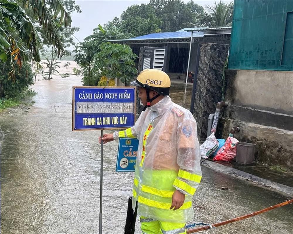 lực lượng chức năng cắm biển cảnh báo ngập sâu 1 tuyến đường tại xã Sơn Kim 1, huyện Sơn Kim..