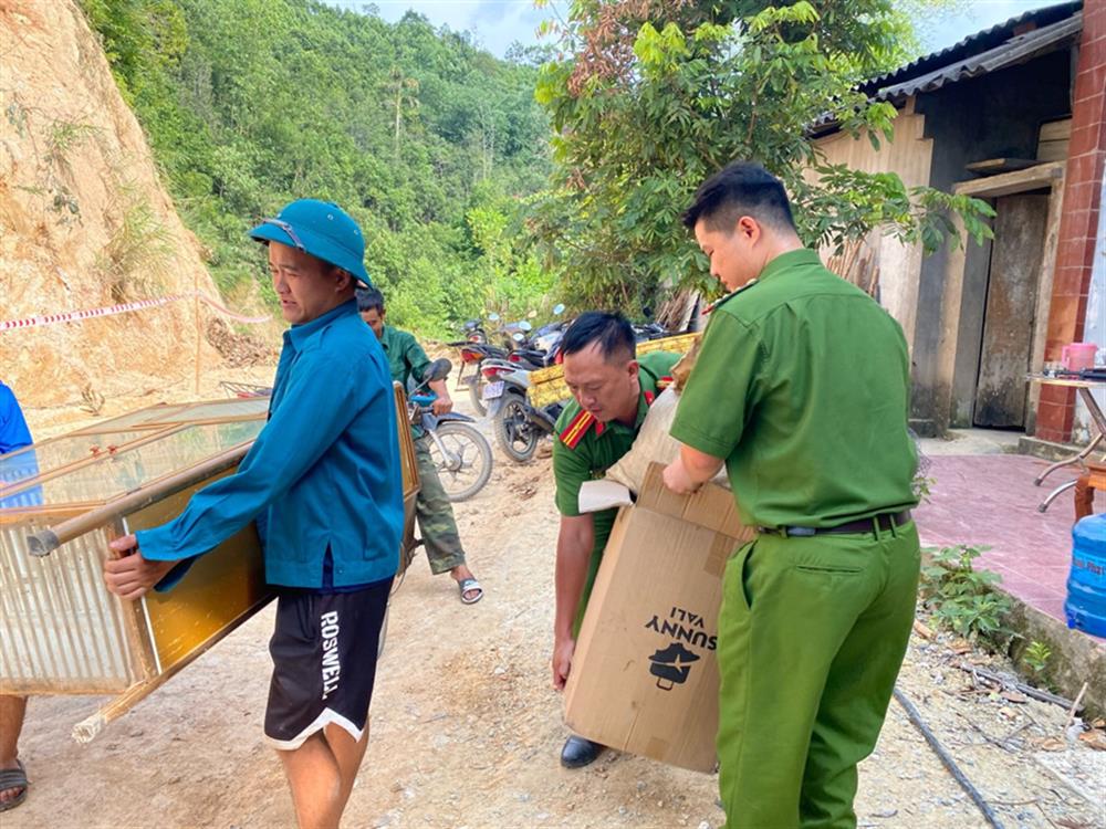 Công an huyện Tràng Định giúp Nhân dân di dời tài sản.