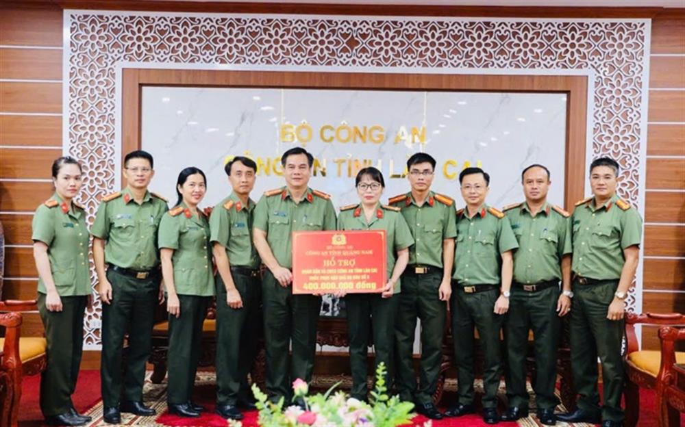 Đại tá Võ Thị Trinh, Phó Giám đốc Công an tỉnh Quảng Nam trao kinh phí hỗ trợ Nhân dân và CBCS Công an các tỉnh Yên Bái, Phú Thọ và Lào Cai.