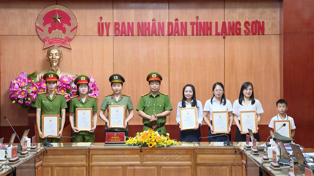 Ban Tổ chức trao giải tặng các tập thể, cá nhân đạt giải tại cuộc thi “Tìm hiểu pháp luật về căn cước, định danh và xác thực điện tử của Việt Nam” trên địa bàn tỉnh Lạng Sơn.