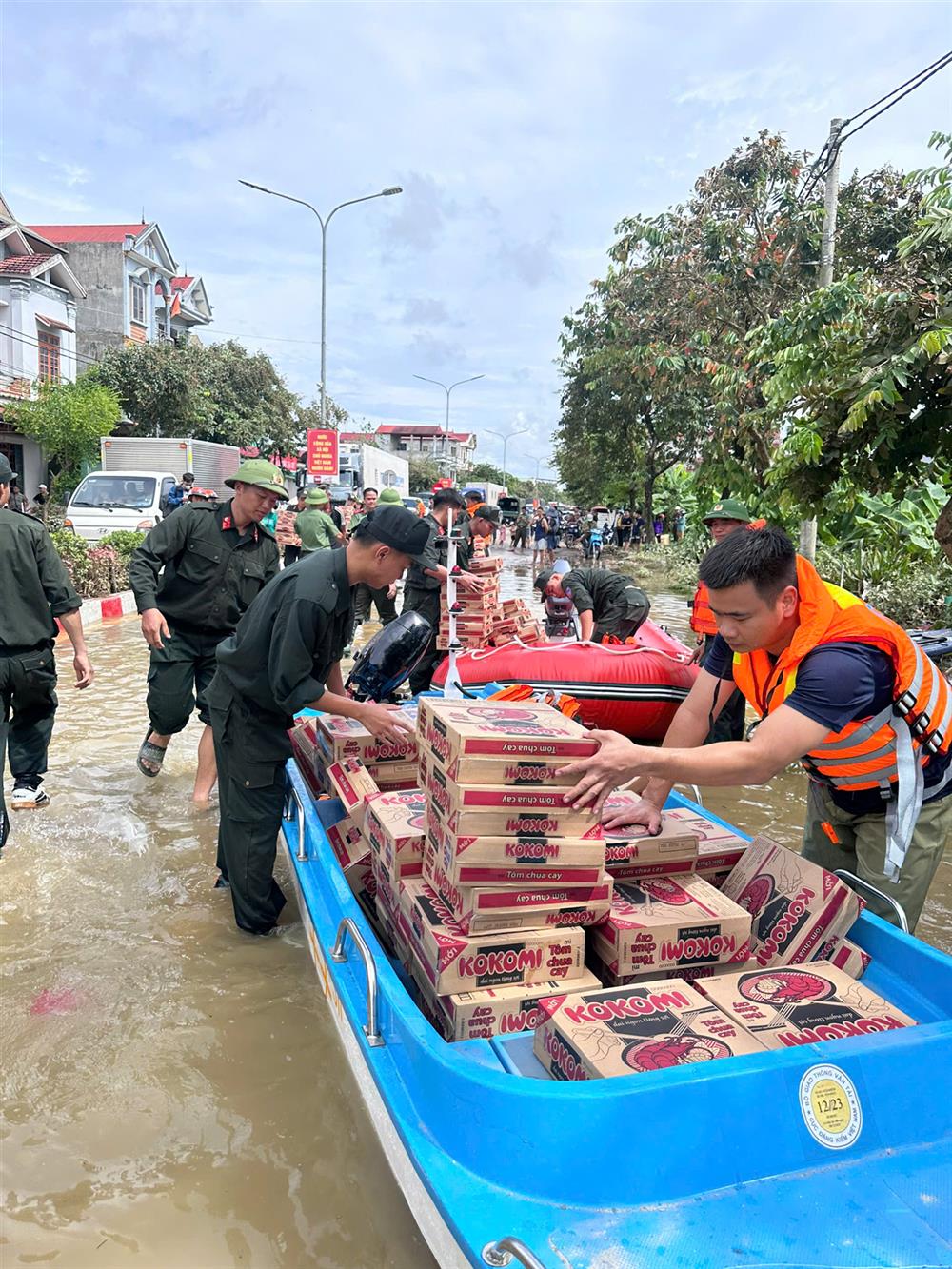 Phòng Cảnh sát cơ động tham gia cứu trợ Nhân dân bị ảnh hưởng bởi lũ tại huyện Tràng Định.