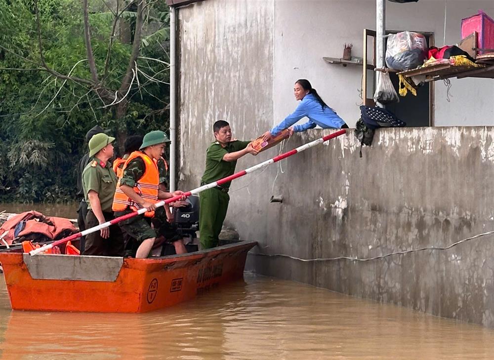 Công an huyện Tràng Định tham gia cứu trợ Nhân dân bị ảnh hưởng bởi lũ.