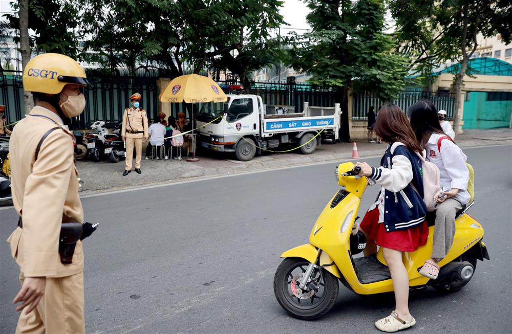 Cảnh sát giao thông thành phố Hà Nội xử lý học sinh vi phạm giao thông.