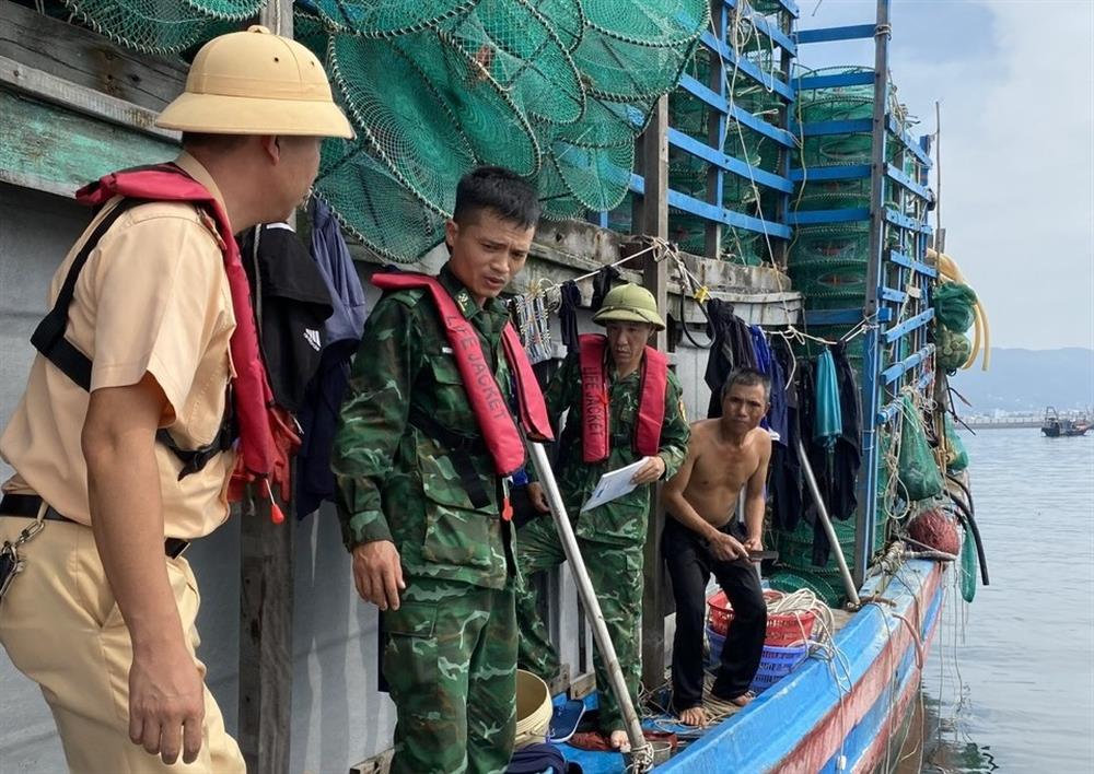 Cán bộ, chiến sĩ Công an huyện Cẩm Phả tuyên truyền cho các ngư dân đưa tàu thuyền về nơi tránh bão.