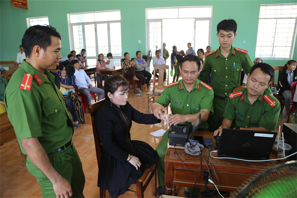 Lực lượng Cảnh sát quản lý hành chính về trật tự xã hội làm thẻ căn cước cho người dân.