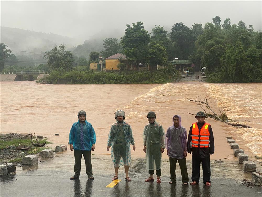 Công an xã A Ngo, huyện Đakrông chốt chặn tại các điểm bị ngập lụt.