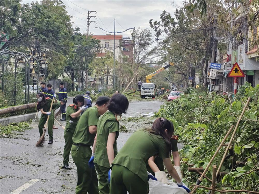 Công an thành phố Cẩm Phả tích cực tham gia dọn dẹp lòng đường, giải tỏa ách tắc giao thông.