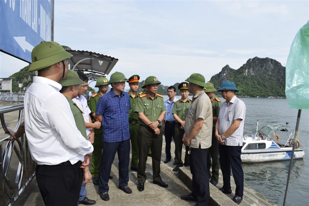 Đại tá Vũ Thanh Tùng, Phó Giám đốc Công an tỉnh kiểm tra khu vực tránh, trú bão cho các tàu tại Cảng Cái Rồng (huyện Vân Đồn).