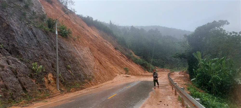 Bố trí chốt tại các điểm sạt lở.