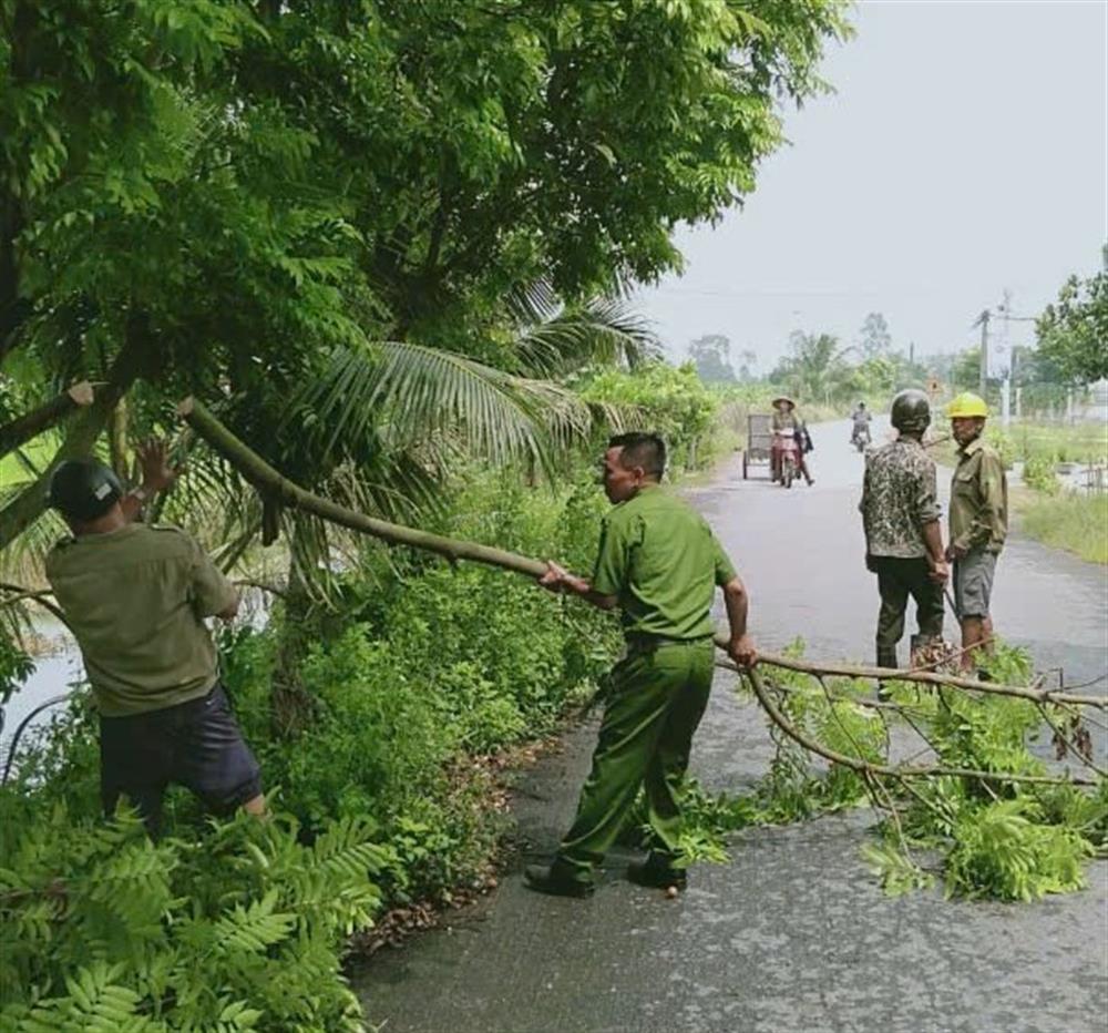 lực lượng Công an Hà Nam hỗ trợ người dân phòng, chống Bão số 3.